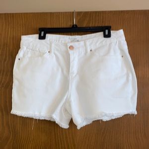 Time and tru white cut off mid rise shorts size 10 with stretch